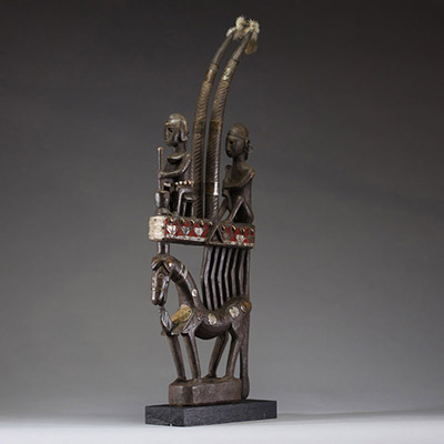 Afrique - Rare cimier Ci-wara Bamana représentant un équidé surmonté de deux personnages, Mali, bois sculpté et métal.
