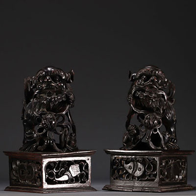 Chine - Paire de Chiens de Fô, gardiens de temple, en bois sculpté, XIXe siècle.