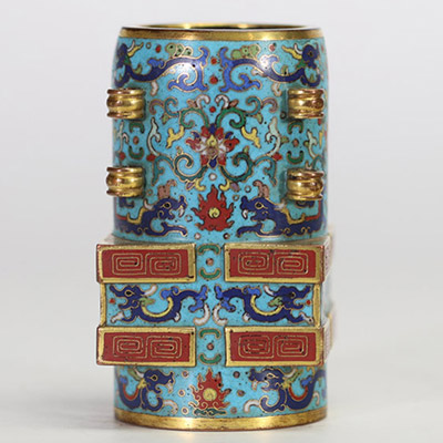 Récipient en bronze cloisonné à décor de dragons et rinceaux floraux, de forme archaïsante ‘Zun’, Chine, marque Qianlong en réserve Élégant récipient de forme cylindrique inspirée des bronzes archaïqu