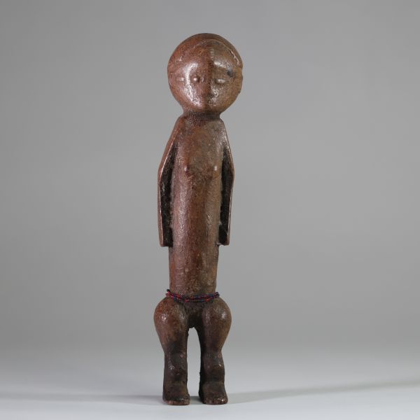 Statuette de la région de l’oubangui (Zandé, Ngbaka) , RD Congo, Bois, patine ancienne, crouteuse par endroit. Très belle stylisation.  H : 13 cm. Ex collection privée Amsterdam.