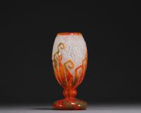 CHARDER - Vase en verre multicouche dégagé à l'acide à décor de fougères, signé dans le décor.