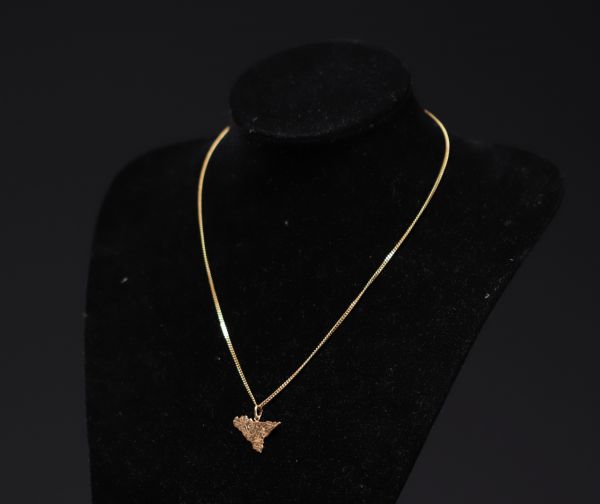 Pendentif en or jaune 18K représentant la carte de la Sicile, pour un poids total de 8gr.