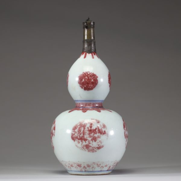 Chine – Vase double gourde en porcelaine à décor rouge de fer, marque Qianlong, monture en métal