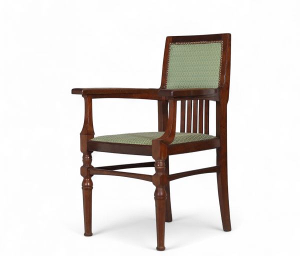 Georges Hobé (1854–1936) Fauteuil en acajou – Vers 1905 Modèle dérivé du prototype présenté à l’Exposition de Turin, 1902  Ce fauteuil en acajou de Georges Hobé, s’inscrit dans la lignée du mobilier présenté à l’Exposition internationale des arts décoratifs de Turin en 1902, événement fondateur pour la reconnaissance de l’Art nouveau belge sur la scène internationale. Il illustre à merveille l’est