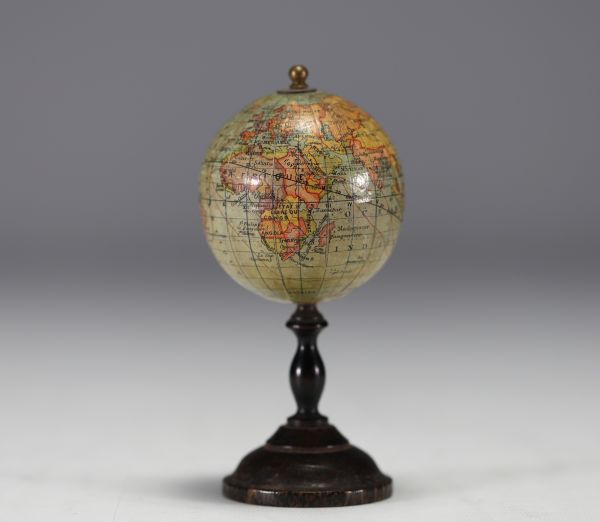 J.L. & Cie pour Lebègue à Paris - Globe terrestre miniature en papier ciré sur piètement en bois tourné.