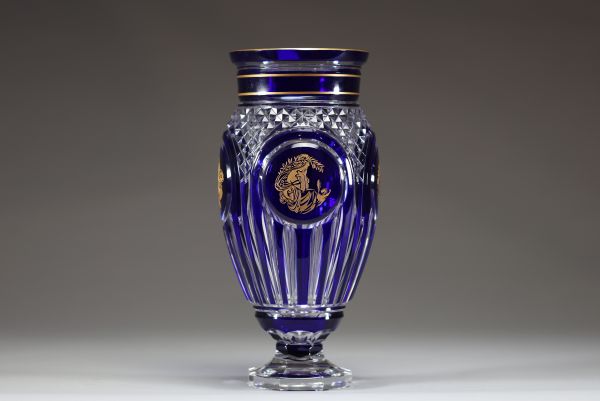 Val Saint Lambert - Vase en cristal doublé blanc et bleu à décor de figurante de la Danse de Flore, édition limitée 38/100, numéroté et signé.