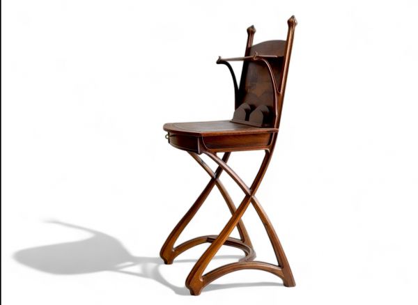 Louis MAJORELLE (1859-1926) Bureau en noyer, placage de bois fruitiers, serrure et clé en bronze.