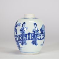 Petit vase en porcelaine de Chine bleu et blanc à décor de courtisanes dans un jardin, marque Chenghua