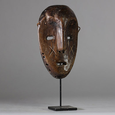 Masque Lega « lukwakongo », RD Congo, bois, scarifications, patine ancienne. H : 19 cm