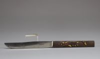 Japon - Suite de douze couteaux à fruits, manches kozuka en bronze et autres alliages métalliques, XIXème.