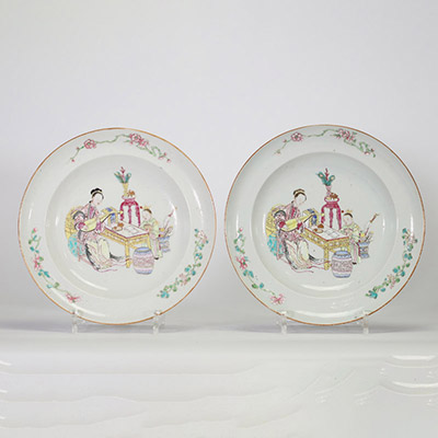Paire d’assiettes en porcelaine de Chine famille rose à décor de femme jouant du pipa auprès d’un jeune prince, dynastie Qing, époque Yongzheng (1723–1735).
