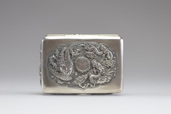 Chine - Boite argent massif repoussé et ciselé à décore de Phénix et de Dragon.