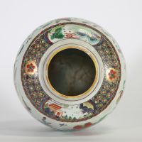 Vase en porcelaine de Chine famille verte à décor polychrome de phénix, pivoines et rochers percés, dynastie Qing, style Kangxi 