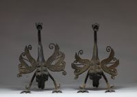 Paire de chenets zoomorphes en fer forgé, modèle aux dragons aux ailes déployées. 