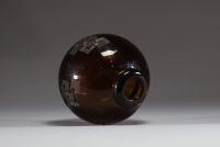 Jean LUCE (1895-1964) - Vase boule en verre fumé à décor géométrique dégagé à l'acide, monogrammé sous la base.
