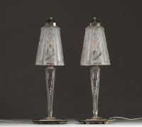 MULLER Frères Lunéville - Paire de lampes Art Déco en verre moulé pressé stylisée et pieds en bronze argenté, signées.