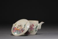 Chine - Ensemble composé de différentes pièces en porcelaines de la famille rose, début XXe siècle.