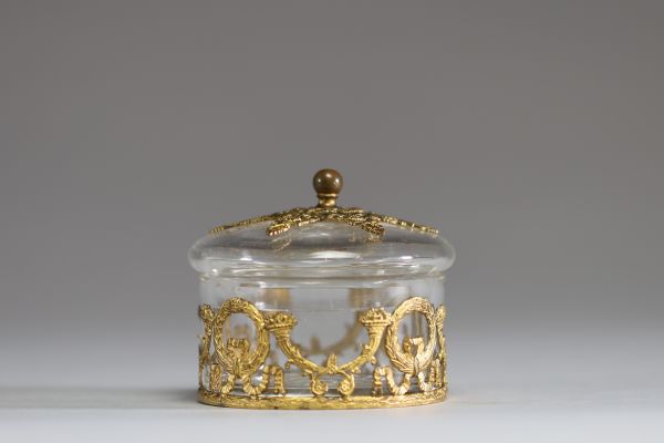 Boite ronde en cristal taillé et monture en laiton bronzé de style Louis XVI.