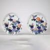 Paire d’assiettes en porcelaine du Japon, à décor floral, fin XVIIIᵉ siècle Assiettes circulaires en porcelaine émaillée polychrome à décor de volubilis (ipomées) aux teintes vives bleu cobalt, orange, vert et rose, réparties sur des tiges stylisées. Le traitement du décor évoque les productions de l’époque Edo,