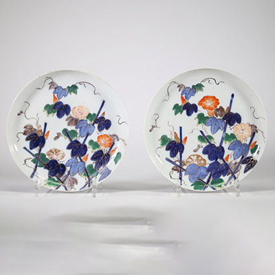 Paire d’assiettes en porcelaine du Japon, à décor floral, fin XVIIIᵉ siècle Assiettes circulaires en porcelaine émaillée polychrome à décor de volubilis (ipomées) aux teintes vives bleu cobalt, orange, vert et rose, réparties sur des tiges stylisées. Le traitement du décor évoque les productions de l’époque Edo,
