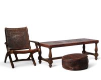 Angel Pazmiño .Ensemble de mobilier comprenant quatre fauteuils, une table basse et un pouf Bois massif et cuir patiné à décor repoussé, Équateur, vers 1960.