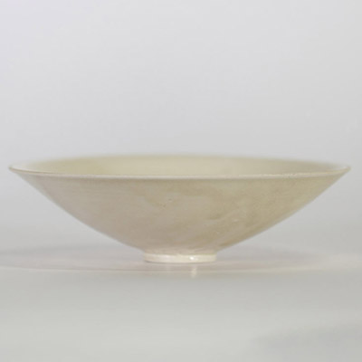 Bol en porcelaine à décor moulé sous couverte blanc laiteux Chine, dynastie Song (960–1279).