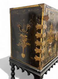 Japon - Cabinet en laque du Japon noir et or à décor de vases fleuris dans un fond montagneux, période Edo.