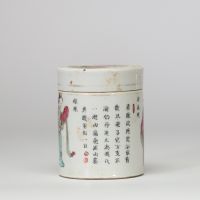 Chine, boîte couverte en porcelaine de la famille rose De forme cylindrique, à décor émaillé polychrome représentant une figure féminine debout tenant un linge, encadrée d’inscriptions en caractères chinois figures tirées du célèbre recueil Wu Shuang Pu (無雙譜)