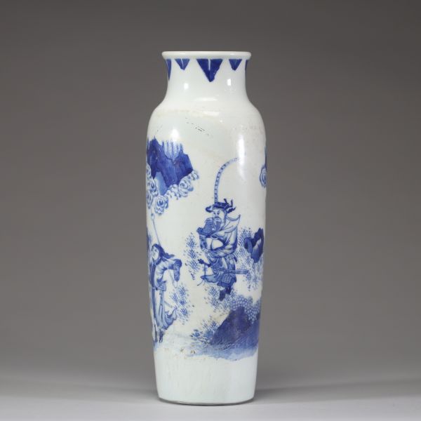 Chine, époque Transition – Vase cylindrique en porcelaine bleu blanc à décor de guerriers et personnages dans un paysage animé