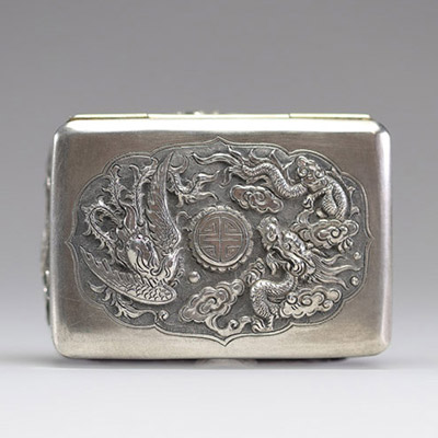 Chine - Boite argent massif repoussé et ciselé à décore de Phénix et de Dragon.