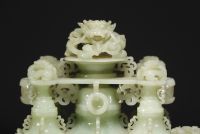 Chine - Grande sculpture en jade représentant des pots couverts à décor de dragons.