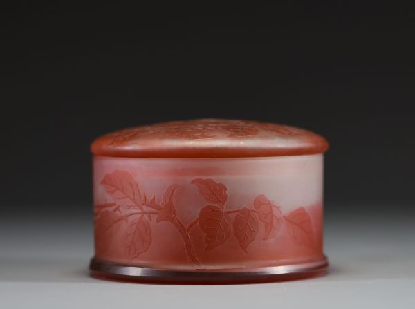Val Saint Lambert - Boite en verre multicouche dégagé à l'acide au nom de Fernand Renée et à décor de rosier sauvage.