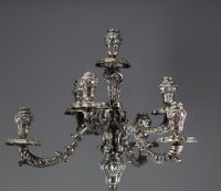 Imposante paire de candélabres Louis XVI à sept points lumineux en argent massif, poinçons au lion et poinçon 800.