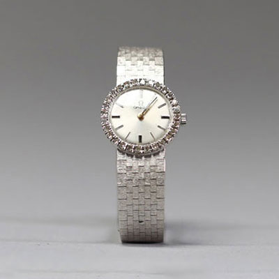 Oméga - Montre dame en or gris 18k ornée de 28 diamants taille brillant, mouvement mécanique, vers 1960-70.