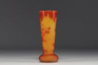 Émile GALLÉ (1846-1904) Vase en verre multicouche dégagé à l'acide à décor de baies.