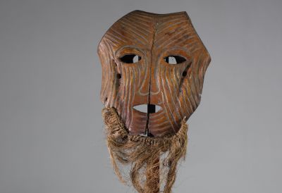 Rare ancien masque Lega / Warega en os plat de crâne de buffle. Congo RDC. Os, raphia. 1ere moitié XXème.  H : 26 cm. Collecté sur site par A.S., St Idesbald, début des années 1950