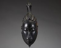 Afrique - Masque Baoulé / Yaouré en bois sculpté surmonté d’un animal, Côte d’Ivoire, XXème.