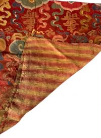 Chine - Taie d’oreiller carrée en soie rouge tissée de fils polychromes à motif de Ruyi bleu et jaune, XIXème.