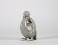 Oiseau en jade gris sculpté, Chine, dans le goût des Han Figure zoomorphe stylisée représentant un oiseau debout aux ailes repliées et au bec courbé, probablement une évocation archaïsante du phénix (fenghuang)