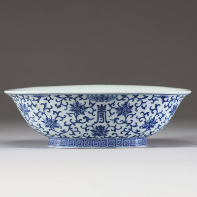Chine – Coupe en porcelaine bleu blanc à décor de fleurs et chauves-souris, marque Qianlong