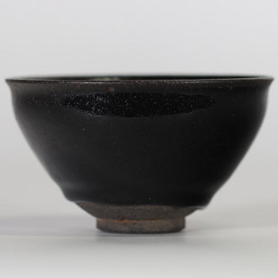 CHINE, POSSIBLEMENT DYNASTIE SONG (960–1279) OU POSTÉRIEUR Bol en grès à glaçure noire.