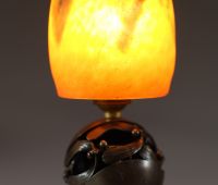 Edgar BRANDT (1880-1960) & DAUM Nancy - Paire de lampes sur pied en bronze à décor de boule de gui, bobèches en verre marmoréen, signées Brandt et Daum Nancy.