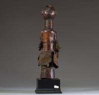 Afrique RDC - Fétiche Songye en bois sculpté, fer, peau et coquillages, Congo RDC, début XXème, sur socle.