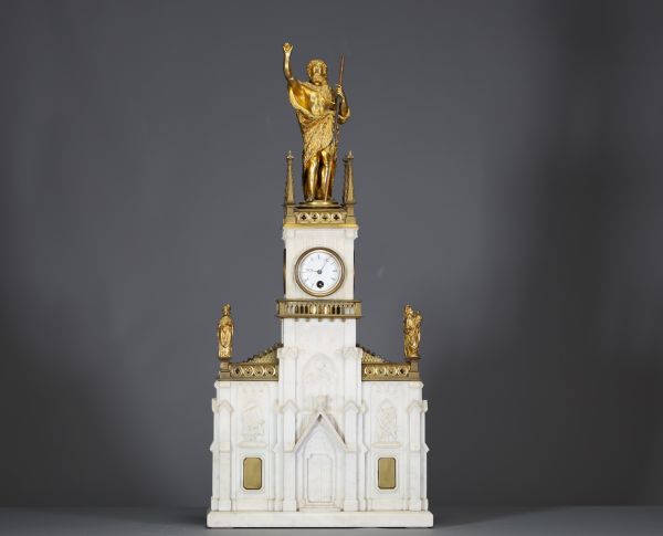 Pendule de style néo-gothique en marbre blanc et bronze doré surmontée de Saint Jean-Baptiste.