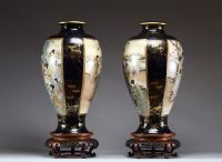 Japon - Grande paire de vases en porcelaine à décor en cartouche de jeunes femmes et d'enfants, reposant sur des socles en bois d'époque Meiji, XIXe siècle.