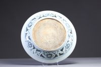 Chine - Assiette en porcelaine blanc bleu à décor de fleurs et de canard, époque Ming.