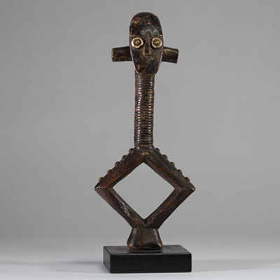 : Ancienne figure de reliquaire Mbumba Kota Sango. Gabon. Objet central du culte des ancêtres ( Bwete). Bois, cuivre / laiton, clous de tapissier. De forme traditionnelle en losange, le visage couvert de plaques de métal. Patine ancienne bien intégrée au bois.  H : 30,5 cm. Début XXème ou antérieur