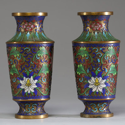 Chine - Paire de vases en émail cloisonné à décor floral.
