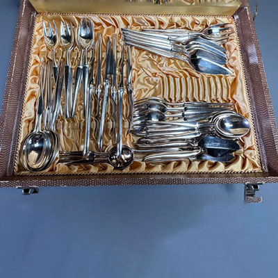 Christofle - Modèle Duo par Tapio Wirkala, ménagère de 54 pièces en métal argenté pour 6 personnes, 1957.