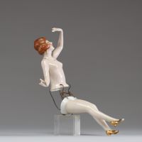 Demi figurine, femme nue Art Déco en porcelaine polychrome, probablement Allemagne, vers 1930. 